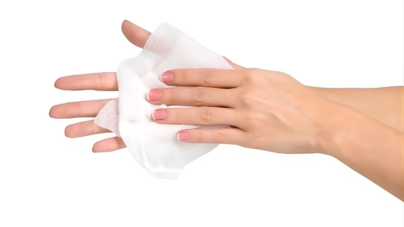 Sử dụng khăn ướt tẩy trang cho vết bẩn mới