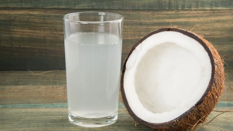 Những nhóm người nên hạn chế dùng nước dừa